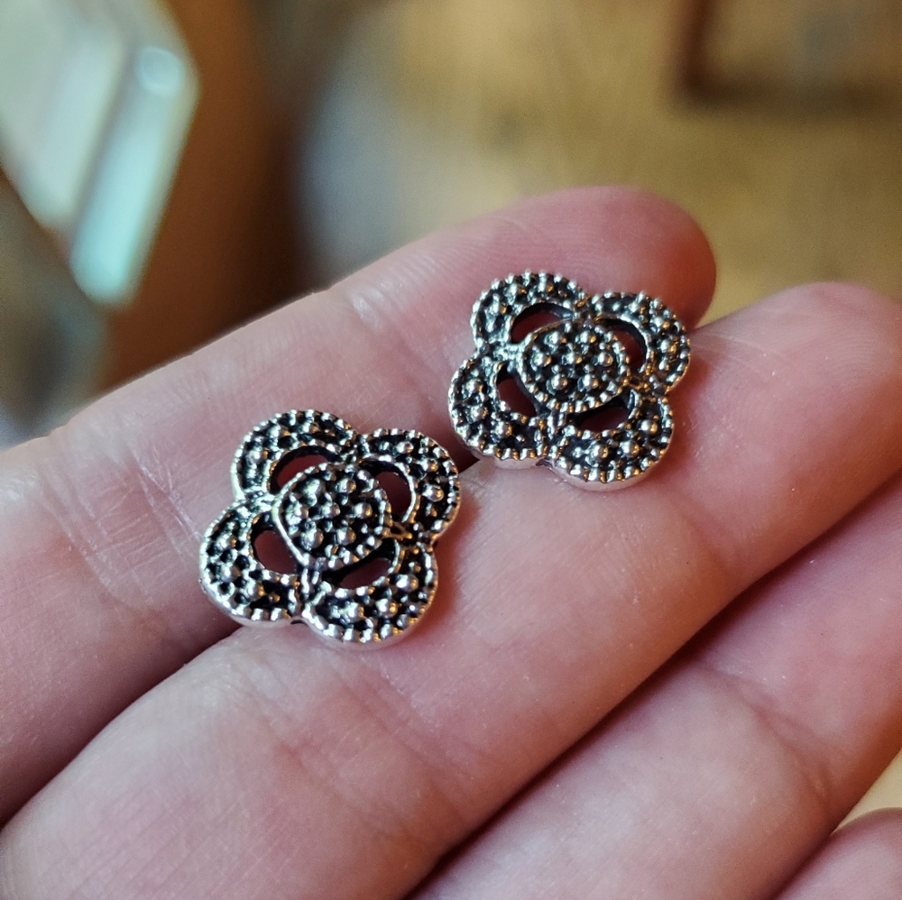 NWOT Silver Quatrefoil Clover Stud Earrings - Picture 3 of 6